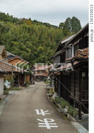 日本　島根県大田市大森にある石見銀山の大森銀山伝統的重要建造物群保存地区の町並み 136350013