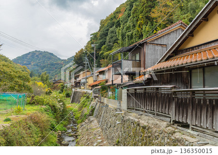 日本 島根県大田市大森にある石見銀山の大森銀山伝統的重要建造物群保存地区の町並み 日本 島根県大田市大森にある石見銀山の大森銀山伝統的重要建造物群保存地区の町並み 136350015