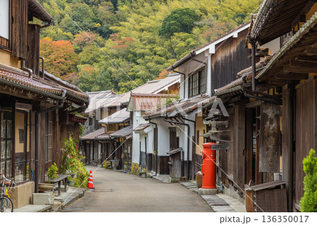 日本 島根県大田市大森にある石見銀山の大森銀山伝統的重要建造物群保存地区の町並み 日本 島根県大田市大森にある石見銀山の大森銀山伝統的重要建造物群保存地区の町並み 136350017