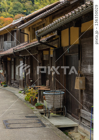 日本　島根県大田市大森にある石見銀山の大森銀山伝統的重要建造物群保存地区の町並み 136350029