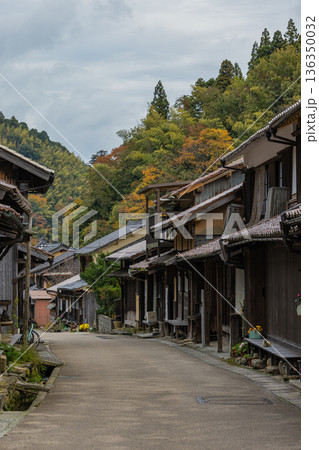 日本　島根県大田市大森にある石見銀山の大森銀山伝統的重要建造物群保存地区の町並み 136350032