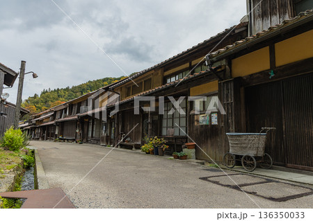 日本　島根県大田市大森にある石見銀山の大森銀山伝統的重要建造物群保存地区の町並み 136350033