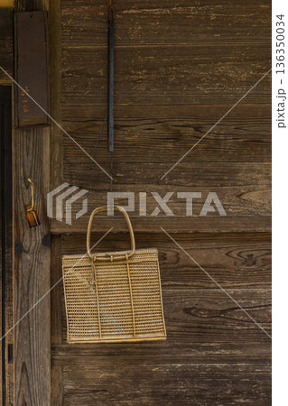 日本　島根県大田市大森にある石見銀山の大森銀山伝統的重要建造物群保存地区の町並み 136350034