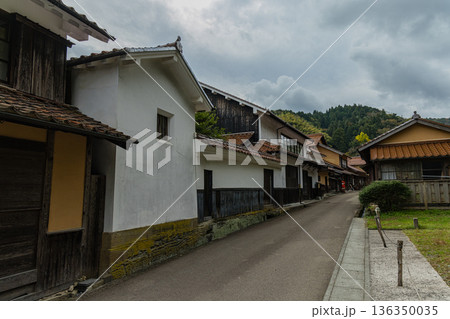 日本　島根県大田市大森にある石見銀山の大森銀山伝統的重要建造物群保存地区の町並み 136350035