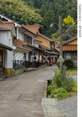 日本 島根県大田市大森にある石見銀山の大森銀山伝統的重要建造物群保存地区の町並み 日本 島根県大田市大森にある石見銀山の大森銀山伝統的重要建造物群保存地区の町並み 136350041