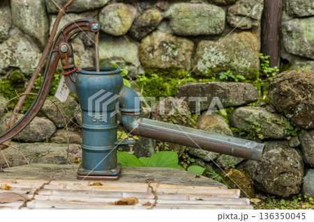 日本　島根県大田市大森にある石見銀山の大森銀山伝統的重要建造物群保存地区の民家の井戸 136350045