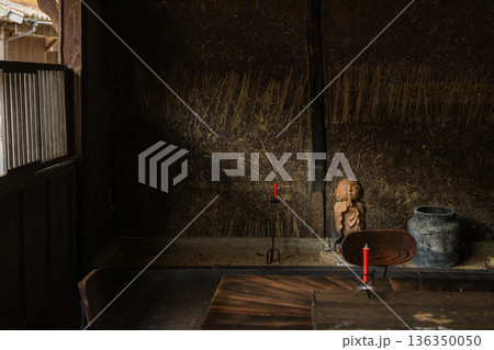 日本　島根県大田市大森にある石見銀山の大森銀山伝統的重要建造物群保存地区の民家 136350050