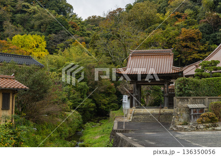 日本 島根県大田市大森にある石見銀山の大森銀山伝統的重要建造物群保存地区の西性寺 日本 島根県大田市大森にある石見銀山の大森銀山伝統的重要建造物群保存地区の西性寺 136350056