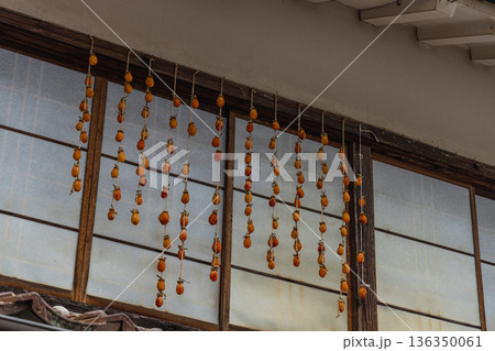 日本 島根県大田市大森にある石見銀山の大森銀山伝統的重要建造物群保存地区の民家と干し柿 日本 島根県大田市大森にある石見銀山の大森銀山伝統的重要建造物群保存地区の民家と干し柿 136350061