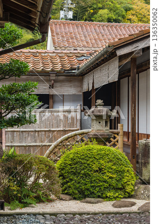 日本 島根県大田市大森にある石見銀山の大森銀山伝統的重要建造物群保存地区の町並み 日本 島根県大田市大森にある石見銀山の大森銀山伝統的重要建造物群保存地区の町並み 136350062