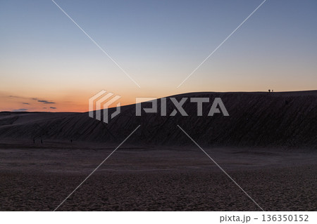 日本　鳥取県鳥取市福部町にある夕暮れ時の鳥取砂丘 136350152