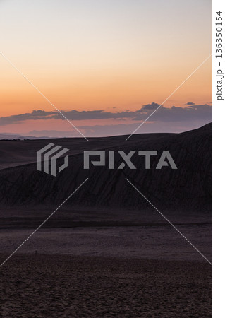 日本　鳥取県鳥取市福部町にある夕暮れ時の鳥取砂丘 136350154