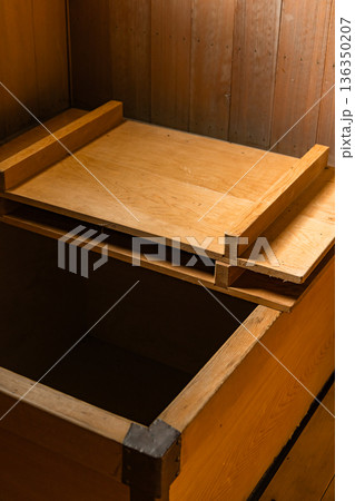 日本　鳥取県八頭郡智頭町にある近代和風建築の石谷家住宅の風呂 136350207