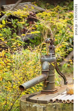 日本 島根県大田市大森にある石見銀山の大森銀山伝統的重要建造物群保存地区の井戸 日本 島根県大田市大森にある石見銀山の大森銀山伝統的重要建造物群保存地区の井戸 136350261
