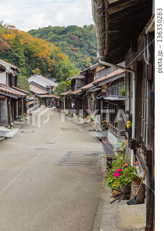 日本　島根県大田市大森にある石見銀山の大森銀山伝統的重要建造物群保存地区の町並み 136350263