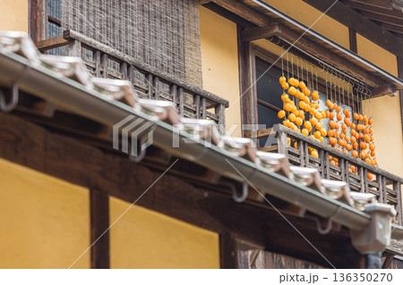 日本　島根県大田市大森にある石見銀山の大森銀山伝統的重要建造物群保存地区の民家と干し柿 136350270