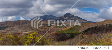 日本 岡山県真庭市蒜山にある鬼女台展望台から眺める奥大山と烏ヶ山と紅葉 日本 岡山県真庭市蒜山にある鬼女台展望台から眺める奥大山と烏ヶ山と紅葉 136350601