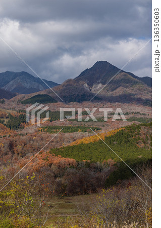 日本　 岡山県真庭市蒜山にある鬼女台展望台から眺める奥大山と烏ヶ山と紅葉 136350603