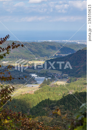 日本　鳥取県倉吉市関金町にある一向ヶ平展望駐車場から眺める風景 136350615
