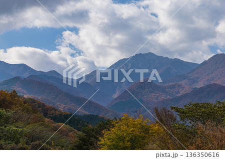日本　鳥取県倉吉市関金町にある地蔵峠展望駐車場から眺める大山と紅葉した木々 136350616