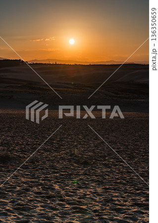 日本 鳥取県鳥取市福部町にある日本三代砂丘の一つ、鳥取砂丘から見える夕日 日本 鳥取県鳥取市福部町にある日本三代砂丘の一つ、鳥取砂丘から見える夕日 136350659