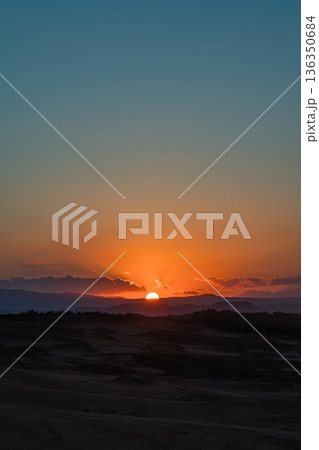 日本 鳥取県鳥取市福部町にある鳥取砂丘から見える沈みゆく夕日 日本 鳥取県鳥取市福部町にある鳥取砂丘から見える沈みゆく夕日 136350684