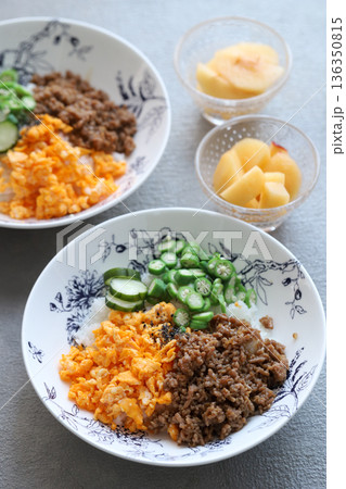 彩り豊かな三色丼 136350815