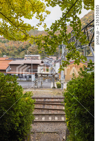 日本　鳥取県日野郡日南町にある境内の中に線路がある生山神社と紅葉 136350885