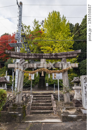 日本　鳥取県日野郡日南町にある境内の中に線路がある生山神社と紅葉 136350887