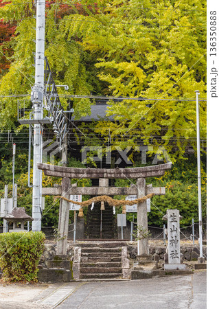 日本　鳥取県日野郡日南町にある境内の中に線路がある生山神社と紅葉 136350888
