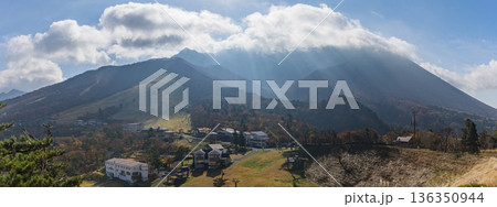 日本　鳥取県西伯郡大山町にある豪円山のろし台から眺める太陽に照らされた大山の紅葉した木々 136350944