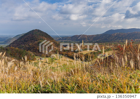 日本 鳥取県西伯郡大山町にある豪円山のろし台から眺める風景と紅葉した木々 日本 鳥取県西伯郡大山町にある豪円山のろし台から眺める風景と紅葉した木々 136350947