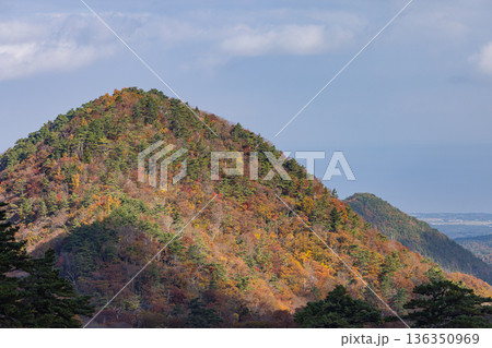日本　鳥取県西伯郡大山町にある豪円山のろし台から眺める風景と紅葉した木々 136350969