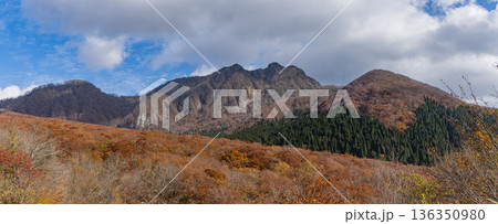 日本 鳥取県日野郡江府町の鍵掛峠近くの大山環状道路から眺める烏ヶ山と紅葉した木々 日本 鳥取県日野郡江府町の鍵掛峠近くの大山環状道路から眺める烏ヶ山と紅葉した木々 136350980