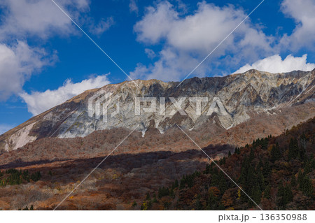 日本　鳥取県日野郡江府町にある鍵掛峠から眺める大山の南壁と紅葉した木々 136350988