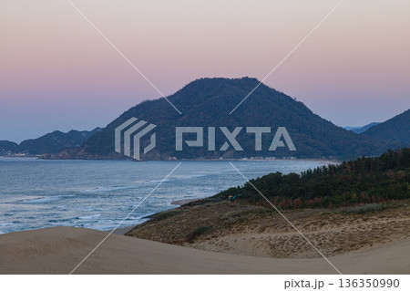 日本　鳥取県鳥取市福部町にある夕暮れ時の鳥取砂丘から眺める日本海 136350990