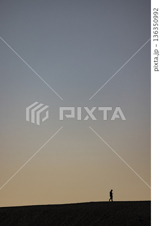 日本 鳥取県鳥取市福部町にある夕暮れ時の鳥取砂丘 日本 鳥取県鳥取市福部町にある夕暮れ時の鳥取砂丘 136350992