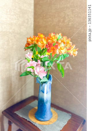 アストロメリアの生け花 136351141