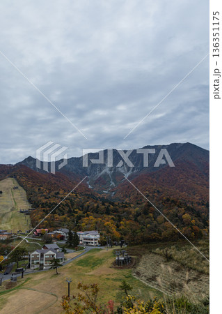 日本 鳥取県西伯郡大山町にある豪円山のろし台から眺める大山の北壁と紅葉 日本 鳥取県西伯郡大山町にある豪円山のろし台から眺める大山の北壁と紅葉 136351175