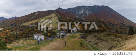 日本 鳥取県西伯郡大山町にある豪円山のろし台から眺める大山の北壁と紅葉 日本 鳥取県西伯郡大山町にある豪円山のろし台から眺める大山の北壁と紅葉 136351179
