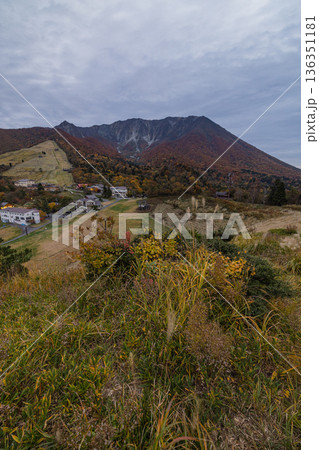 日本　鳥取県西伯郡大山町にある豪円山のろし台から眺める大山の北壁と紅葉 136351181