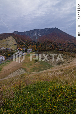 日本 鳥取県西伯郡大山町にある豪円山のろし台から眺める大山の北壁と紅葉 日本 鳥取県西伯郡大山町にある豪円山のろし台から眺める大山の北壁と紅葉 136351182