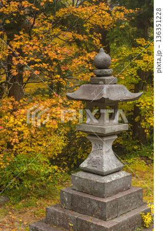 日本 鳥取県西伯郡大山町にある大神山神社、奥宮の紅葉に囲まれた灯籠 日本 鳥取県西伯郡大山町にある大神山神社、奥宮の紅葉に囲まれた灯籠 136351228