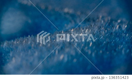 冬の朝、雪の結晶 136351423