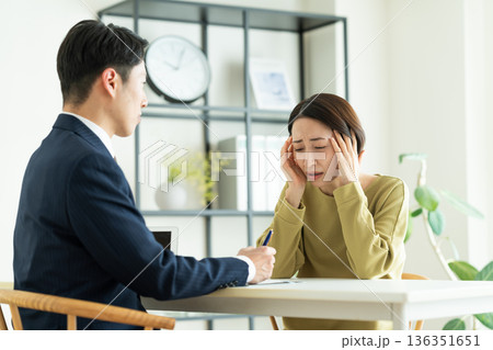悩みを相談するミドルの女性 悩みを相談するミドルの女性 136351651