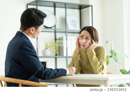 悩みを相談するミドルの女性 136351652