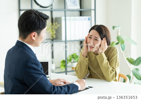 悩みを相談するミドルの女性 悩みを相談するミドルの女性 136351653