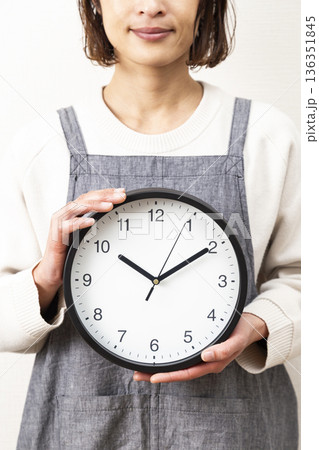 白背景に時計を持つ主婦 白背景に時計を持つ主婦 136351845