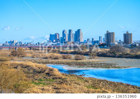 日本の川崎都市景観2月9日。冬景色の多摩川や武蔵小杉駅前のタワーマンション群などを望む＝令和8年 136351960
