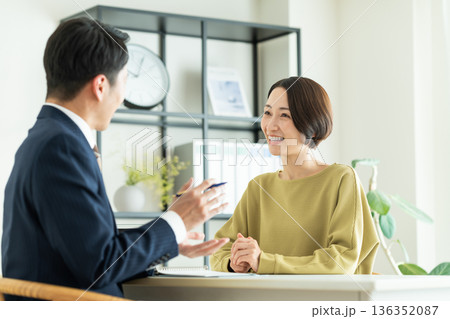 相談するミドルの女性 136352087